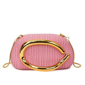 Rosa gewebte Abendtasche mit großem goldenem Metallgriff und Ketten-Schultergurt