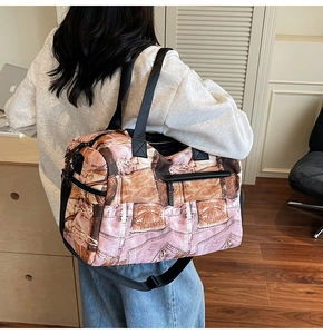 Detail der großen Reisetasche mit kreativem Jeansdruck und verstellbarem Schultergurt
