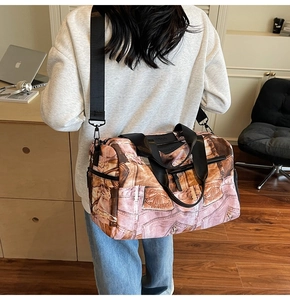 Detailansicht der großen Reisetasche mit Vintage-Jeansdruck und robusten Tragegriffen