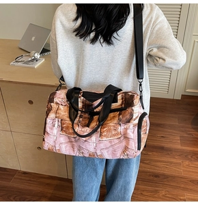 Detail der Reisetasche mit Vintage-Jeans-Print und verstellbarem Umhängegurt
