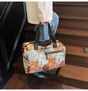 Reisetasche mit Denim-Print, braunen Leder-Patches und verstellbarem schwarzen Schultergurt