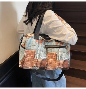 Lifestyle-Foto der großen Vintage-Reisetasche im Jeans-Stil mit verstellbarem Gurt