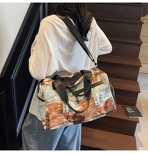 Detail der Vintage-Reisetasche mit Denim-Print, Lederpatches und verstellbarem Gurt