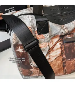 Nahaufnahme von verstellbarem Nylonriemen und Metallschnalle an Vintage-Jeans-Reisetasche