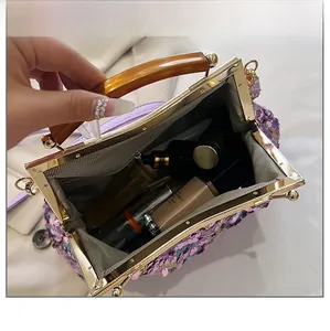 Vista interna della borsa da sera con paillettes, rossetto e manico in resina