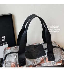 Detail der OUDISILAI Reisetasche mit Ledergriffen und doppeltem Reißverschluss