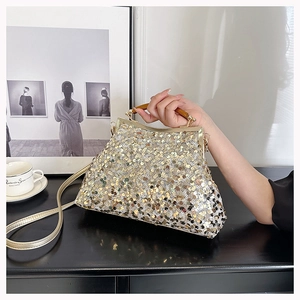 Dettaglio della borsa da sera con paillettes, manico in bambù e catena dorata