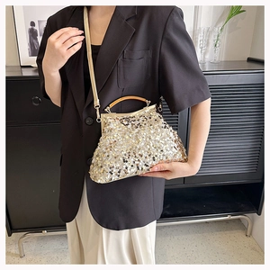 Borsa da sera con paillettes color champagne oro e raffinato manico in legno curvo