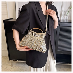 Dettaglio pochette da sera con paillettes, cornice in metallo e tracolla a catena