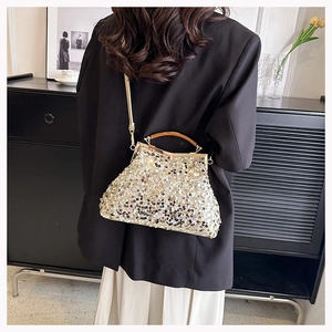 Borsa da sera con paillettes con manico in legno e tracolla su una modella