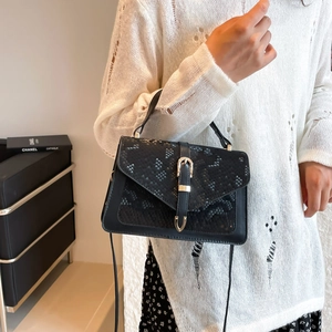 Borsa a tracolla nera alla moda in finta pelle di serpente con fibbia dorata e manico