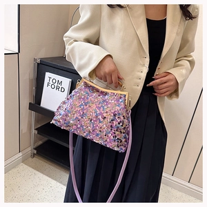 Dettaglio della borsa da sera con paillettes, telaio dorato e tracolla color lavanda