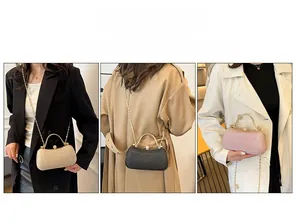 Présentation triple d'un sac de soirée à paillettes avec poignée métal et chaîne