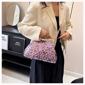 Dettaglio della borsa da sera con paillettes, manico in legno e cornice in metallo