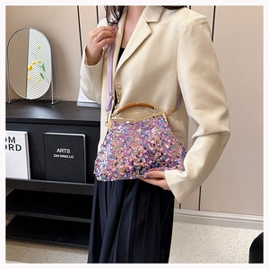 Dettaglio della pochette da sera con paillettes iridescenti e manico in legno vintage