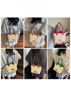 Detail der gewebten Stroh-Tasche mit bunten Rändern und verstellbarem Schultergurt-Design