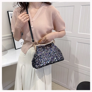 Dettaglio della borsa con paillettes, manico in ambra e cornice in metallo