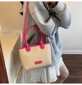 Dettaglio borsa tessuta beige con finiture in PU rosa vivace e tracolla regolabile