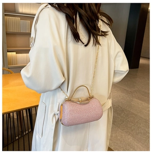 Détail de la pochette de soirée rose pailletée avec poignée strass et chaîne dorée