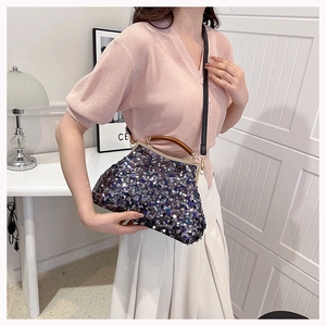 Dettaglio borsa da sera con paillettes viola, manico in legno e tracolla in pelle