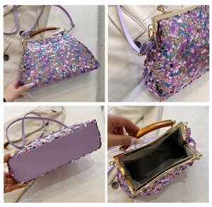 Dettagli della borsa a conchiglia con paillettes viola, manici in legno e chiusura in metallo