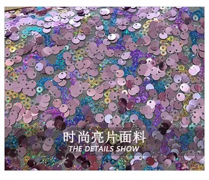 Vista macro di paillettes viola cangianti e dettagli in rete della borsa da sera elegante