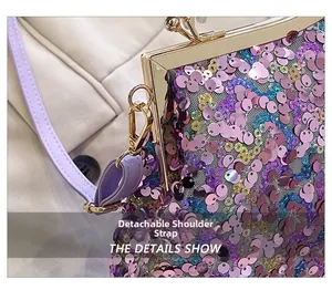 Dettaglio borsa da sera con paillettes viola, chiusura dorata e tracolla rimovibile