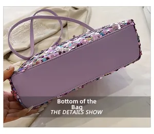 Dettaglio del fondo della borsa viola di paillettes con ecopelle liscia e tracolla sottile