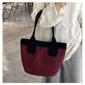 Détail du grand sac fourre-tout bordeaux en daim avec coutures et finitions noires