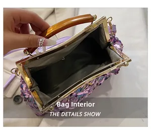 Dettaglio interno della borsa di paillettes con fodera a spina di pesce e chiusura