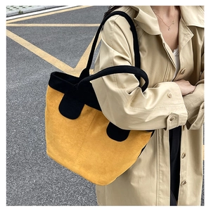 Détail du sac fourre-tout bicolore jaune et noir avec large bandoulière en rue