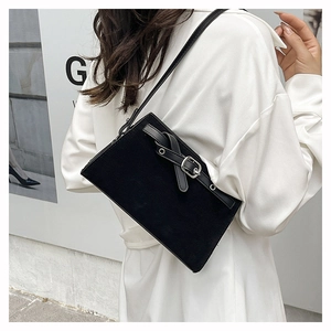 Détail du sac bandoulière rectangulaire en daim noir avec boucle argentée et fine lanière