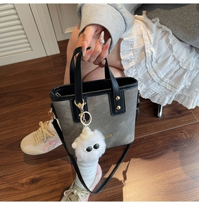 Mini sac cabas en toile avec garniture en cuir et breloque peluche, vue latérale chic