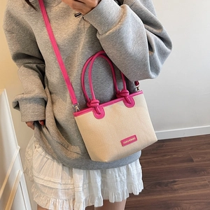 Elegante borsa a secchiello crema con finiture fucsia e tracolla regolabile donna