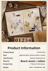 Detail von Vintage-Holzstempeln mit abgenutztem Alphabet und numerischen Zeichen im Set