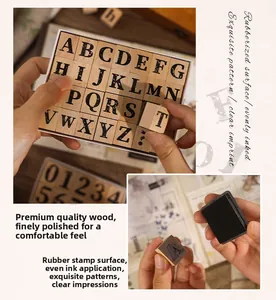 Detailaufnahme von Holzstempel-Set mit Buchstaben aus hochwertigem Gummi und edlem Heuschreckenholz