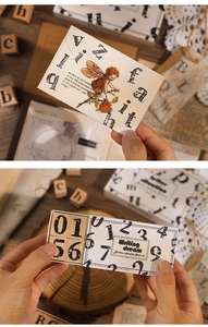 Makroaufnahme von Vintage Holzstempeln mit Gummiflächen auf Retro Zeitungs Hintergrund
