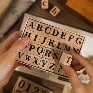 Vintage Holzstempel Set mit Alphabet in Aufbewahrungsbox für DIY Bastelarbeiten