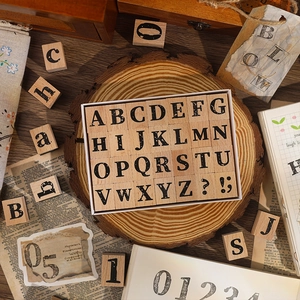 Retro Alphabet-Stempelset aus Holz mit 26 Buchstaben auf einer Vintage-Holzscheibe