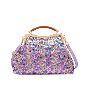 Borsa a conchiglia con paillettes viola con manico in legno e cornice dorata