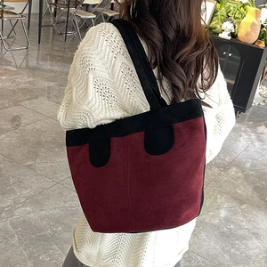 Sac fourre-tout rétro en daim rouge avec poignées contrastées noires et détails d'oreilles