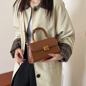 Bolso de mano retro de cuero marrón con hebilla de metal dorado y correa de hombro