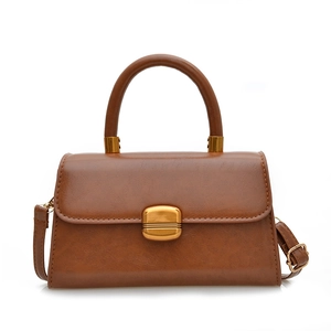 Bolso de mano cuadrado retro de cuero marrón con hebilla dorada y correa ajustable
