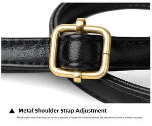 Detail eines schwarzen Leder-Schultergurts mit verstellbarer goldener Metallschnalle