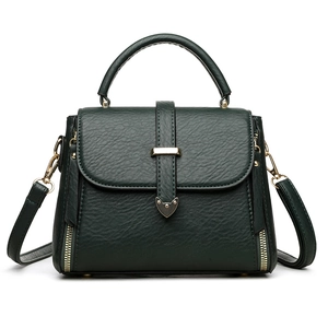 Borsa a mano in pelle verde scuro con trama a litchi e dettagli metallici a cuore d'oro