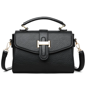 Schicke schwarze Handtasche mit Kieselmaserung, goldener Schnalle und Schultergurt