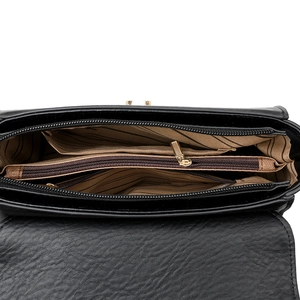 Draufsicht auf schwarze Lederhandtasche mit drei Fächern und braunem Innenfutter