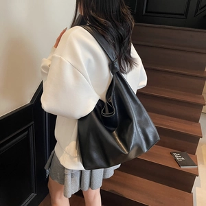 Black knotted shoulder tote bag made of soft leather for women's daily commute fashion