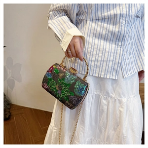 Detail der Pailletten-Abendtasche mit Bambusgriff und abnehmbarem Metallkettenriemen