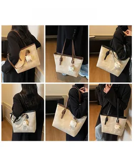 Collage di borse tote in tela con manici in pelle e ciondolo a pecora sui modelli